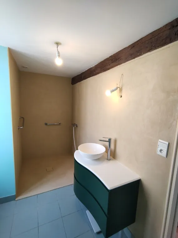 Pose de béton ciré dans salle de bain à Vitré