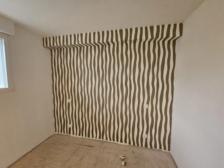 Pose de papier peint à raccord à motifs ondulés à Rennes, Rennes, Mat'Color