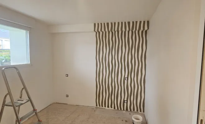 Pose de papier peint à raccord à motifs ondulés à Rennes, Rennes, Mat'Color