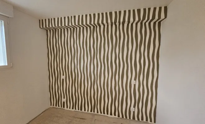 Pose de papier peint à raccord à motifs ondulés à Rennes, Rennes, Mat'Color